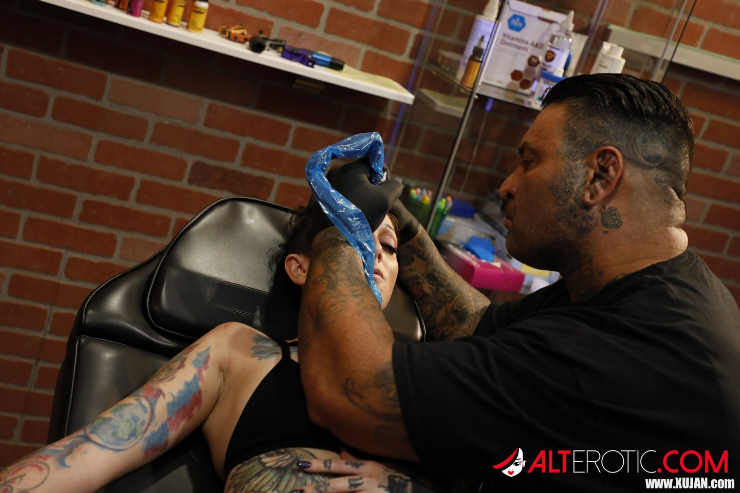 Kinky chick Sully Savage exposes her tattooed cunt - Photo #3112101