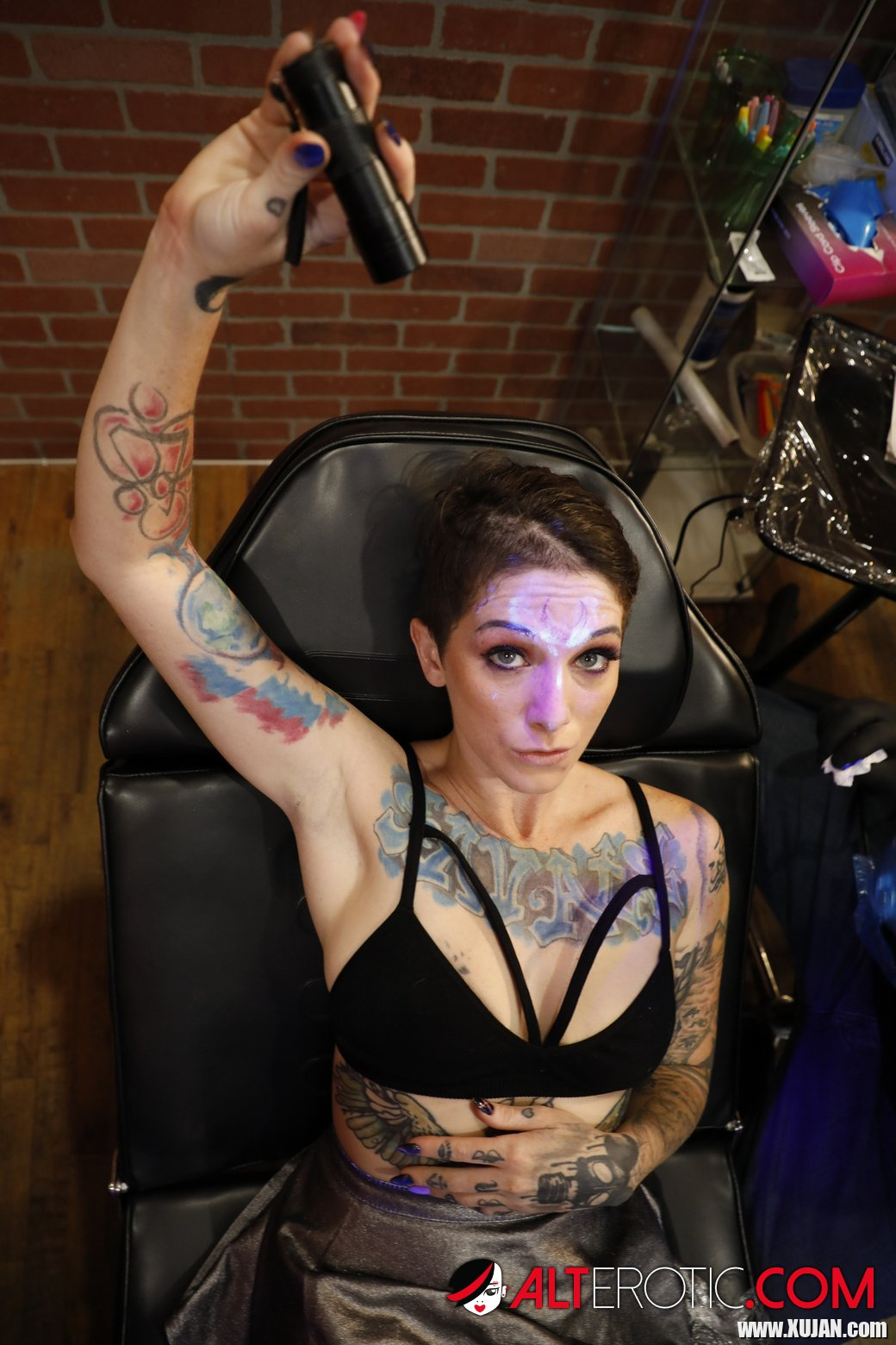 Kinky chick Sully Savage exposes her tattooed cunt - Photo #3112102