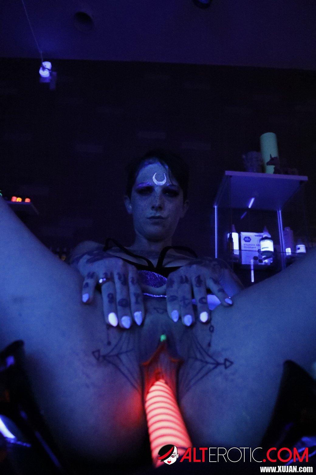 Kinky chick Sully Savage exposes her tattooed cunt - Photo #3112112