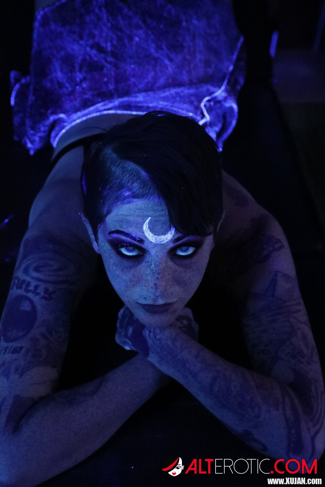 Kinky chick Sully Savage exposes her tattooed cunt - Photo #3112115