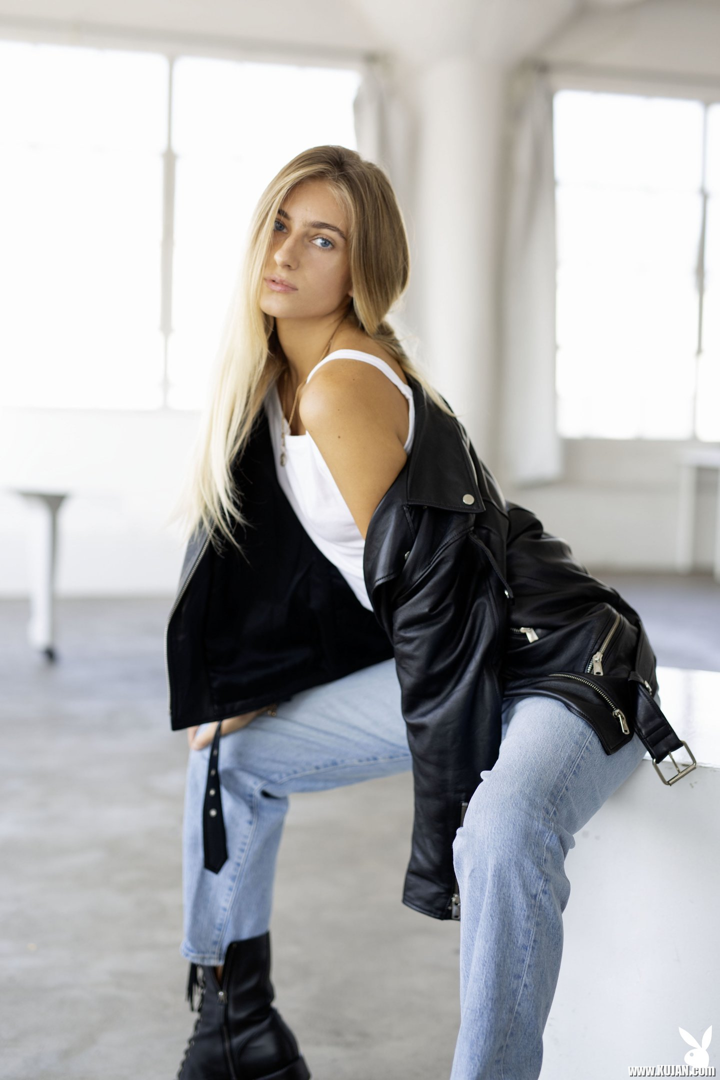 Beautiful blonde model revealing her amazing nude curves - Photo #3122160