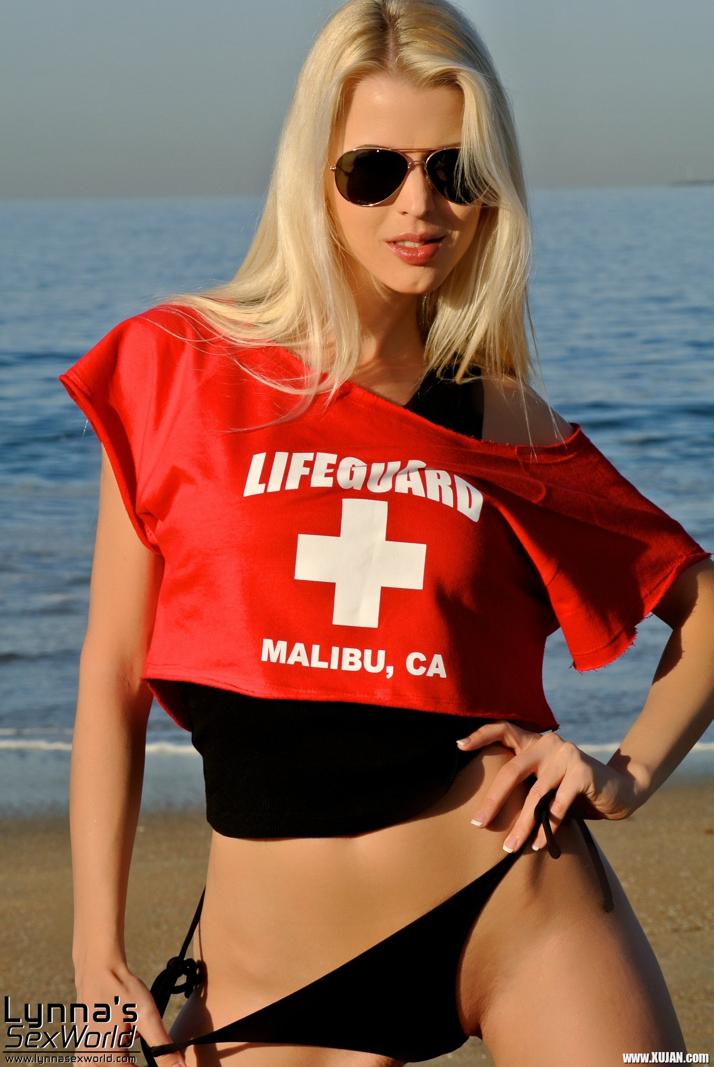 Lifeguard Ms Lynna shows her Pussy on the Beach - Photo #3126960