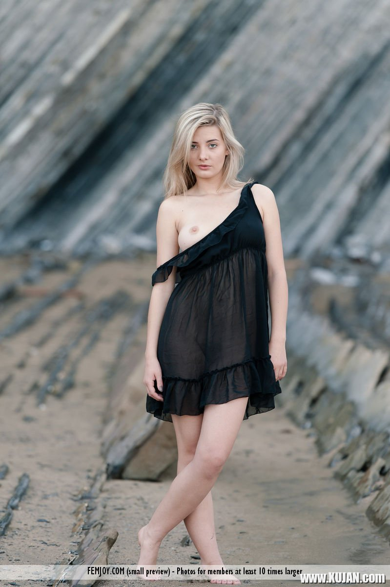 Erotic Babe Anna Tatu posing naked on some Rocks - Photo #3133913