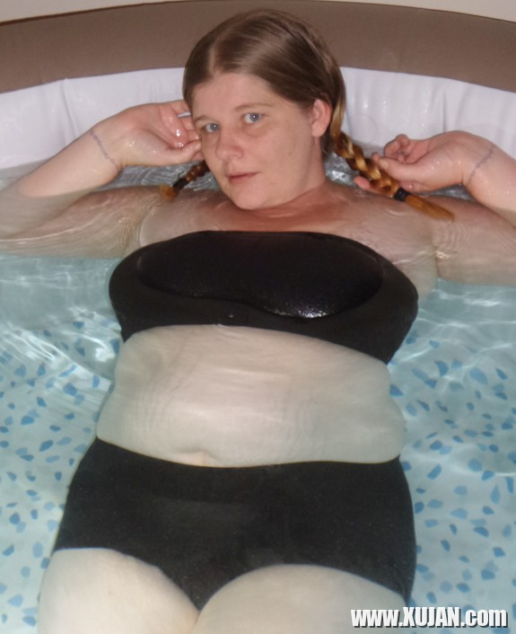 Luna Little Hot Tub Scene - Photo #3144303