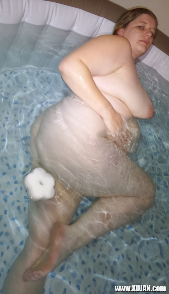 Luna Little Hot Tub Scene - Photo #3144316