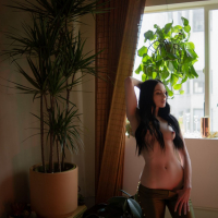 Hippy chick Carissa White shows off her sexy body