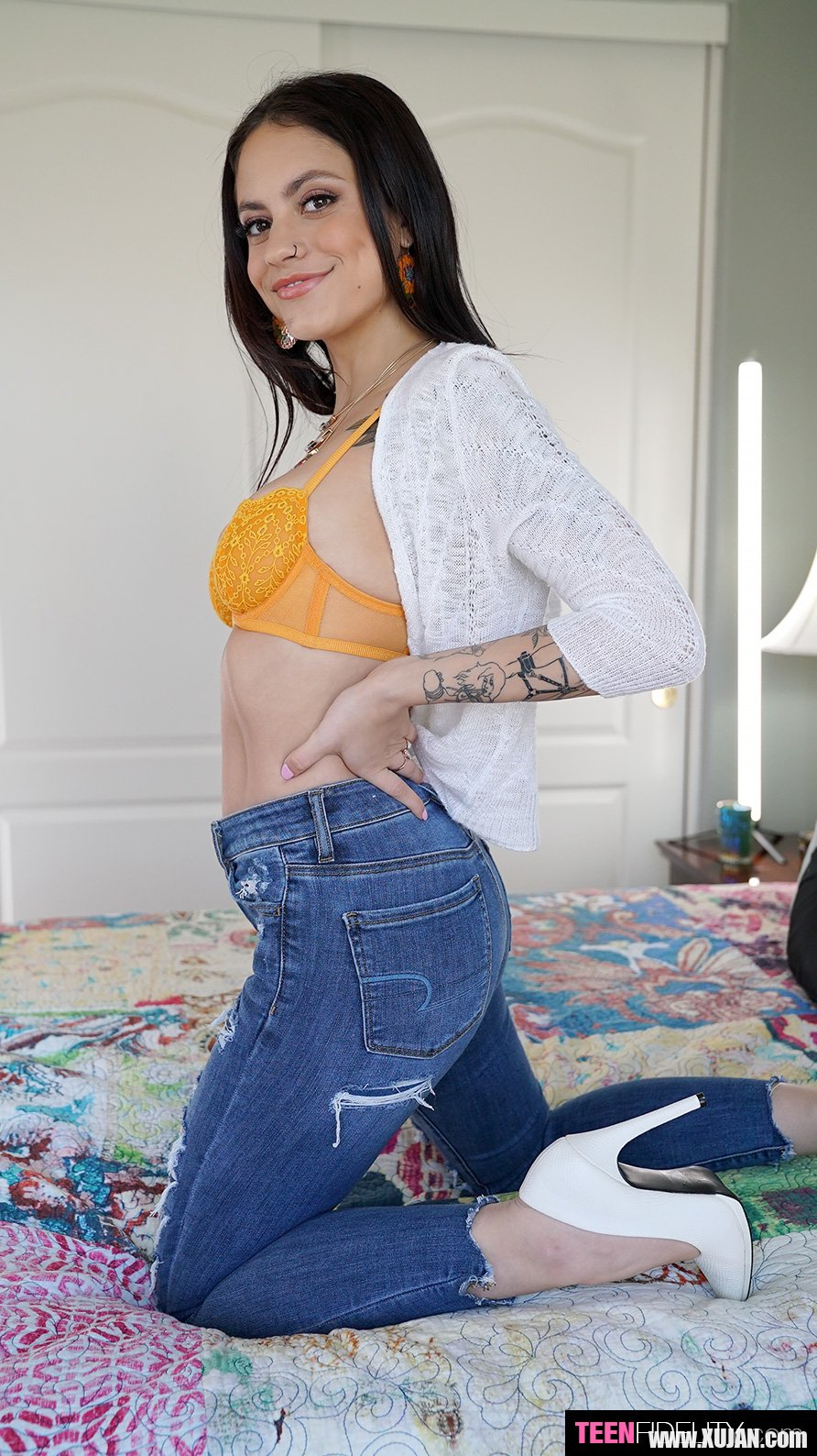 Beautiful girl Melody Foxx drops down tight jeans - Photo #3161100