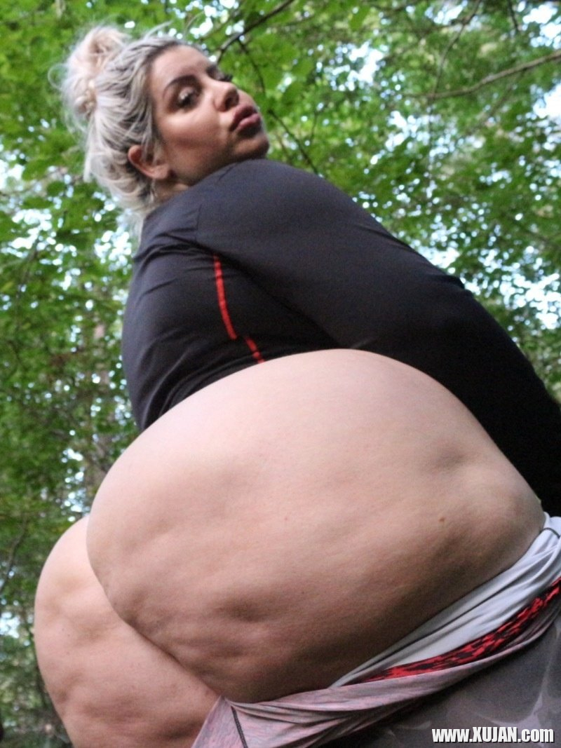 BBW Natasha Crown gives her huge boobs and butt an airing outdoors - Photo #3162392