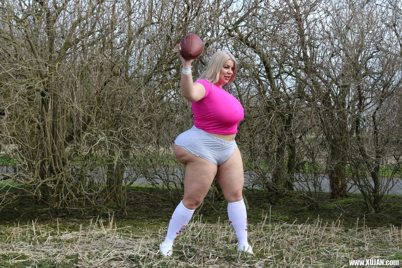 Sexy BBW chick Natasha Crown gets in some NFL football practice - Photo #3162453