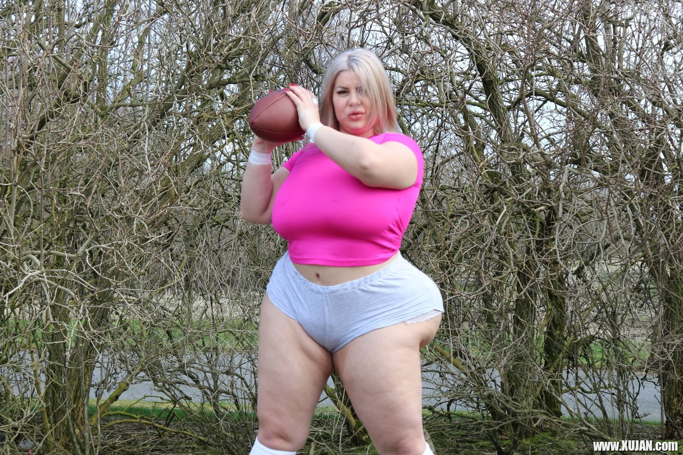 Sexy BBW chick Natasha Crown gets in some NFL football practice - Photo #3162454