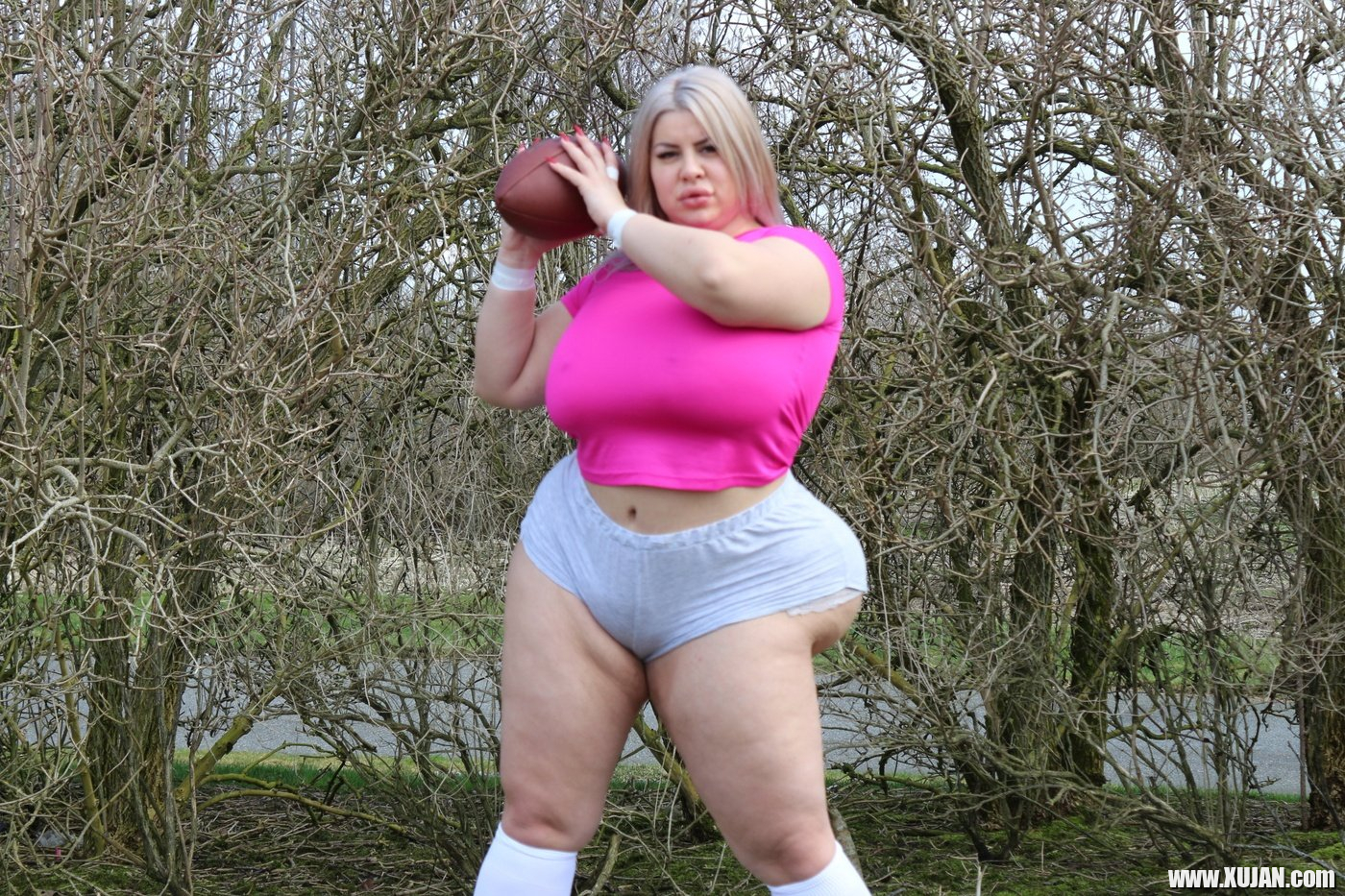Sexy BBW chick Natasha Crown gets in some NFL football practice - Photo #3162455