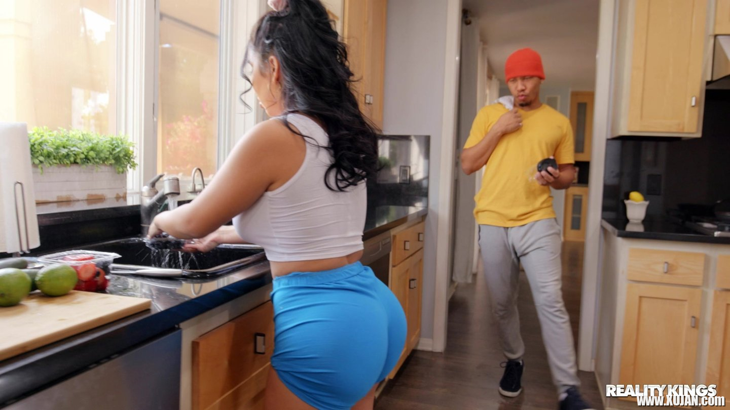 Busty Tokyo Lynn gets fucked by the fridge - Photo #3167927
