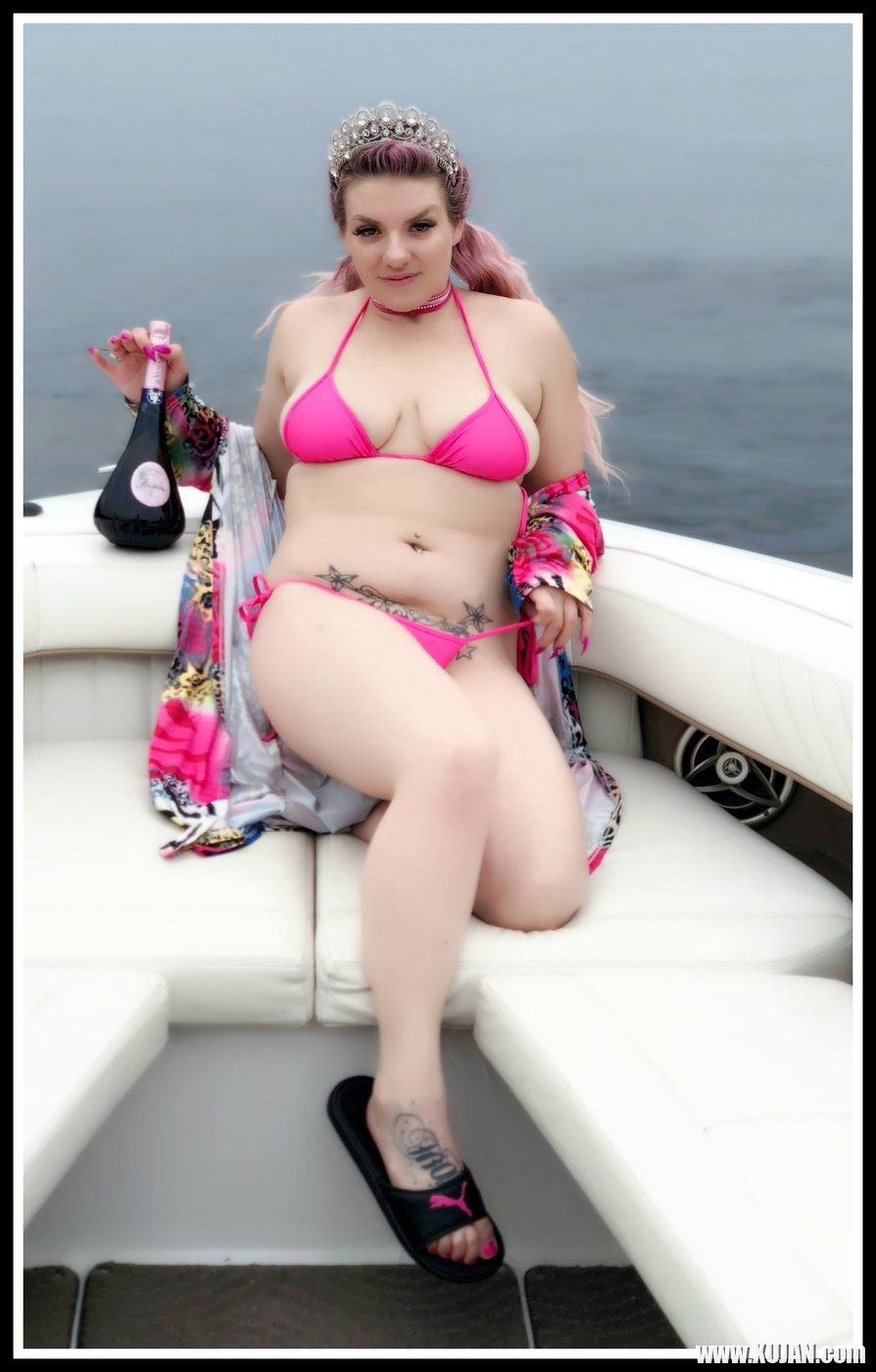 Curvy Emmy Demure posing in a pink bikini on the boat - Photo #3168426