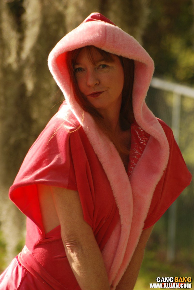 Mature Dee Delmar flashes her Coochie outdoors - Photo #3170794