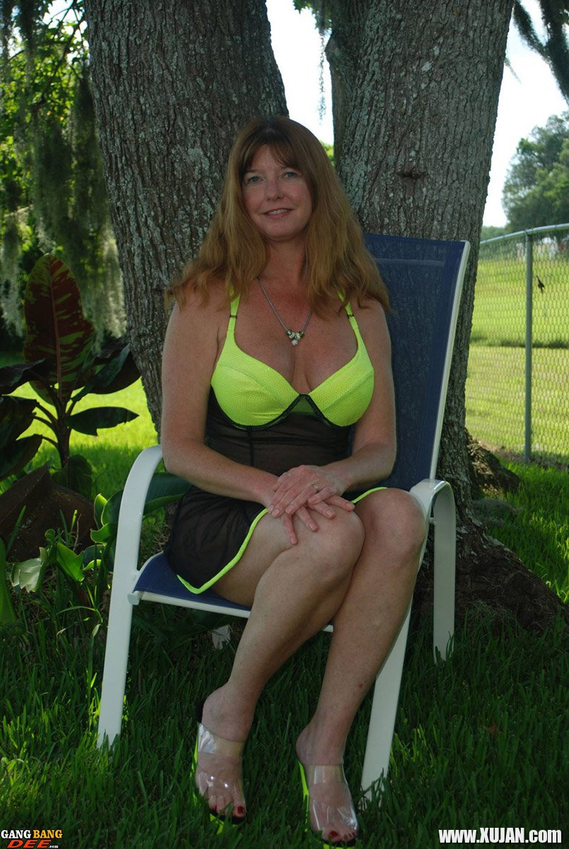 Housewife Dee Delmar flashing her Twat outdoors - Photo #3170824