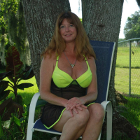 Housewife Dee Delmar flashing her Twat outdoors