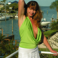 Dee Delmar in a short Skirt fingering her wet Cunt