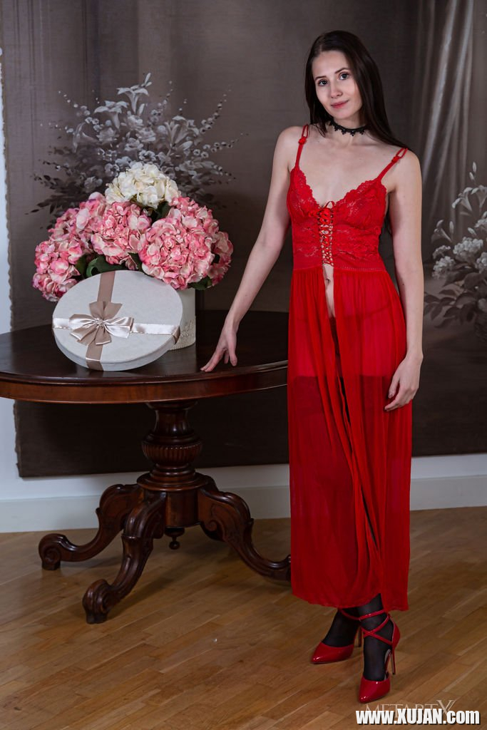 A pretty Vanessa Angel takes off a red negligee - Photo #3172099