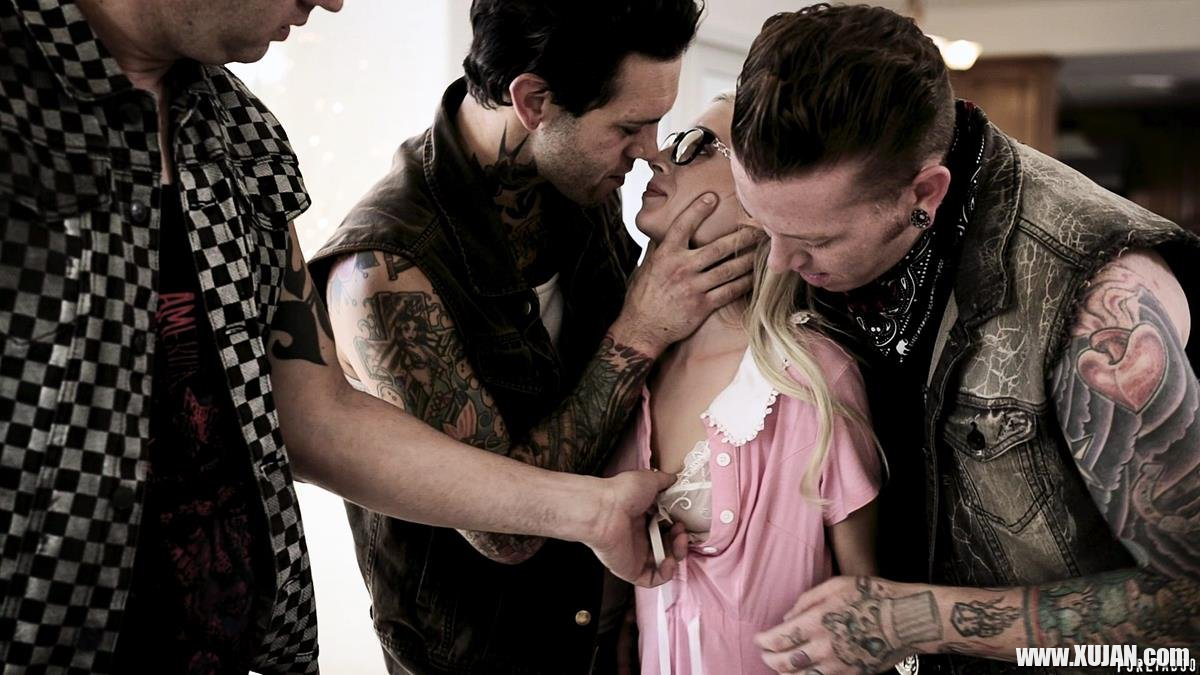 Bespeckled Piper Perri banged by 3 horny Dudes - Photo #3173295
