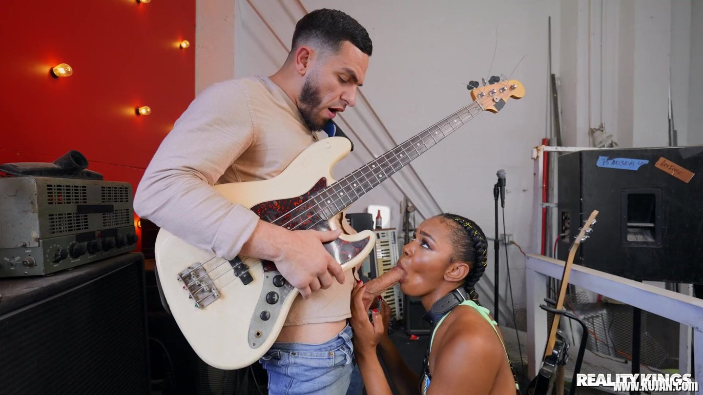 Hot ebony rocker Asteria Diamond gets slammed by sound engineer - Photo #3175551