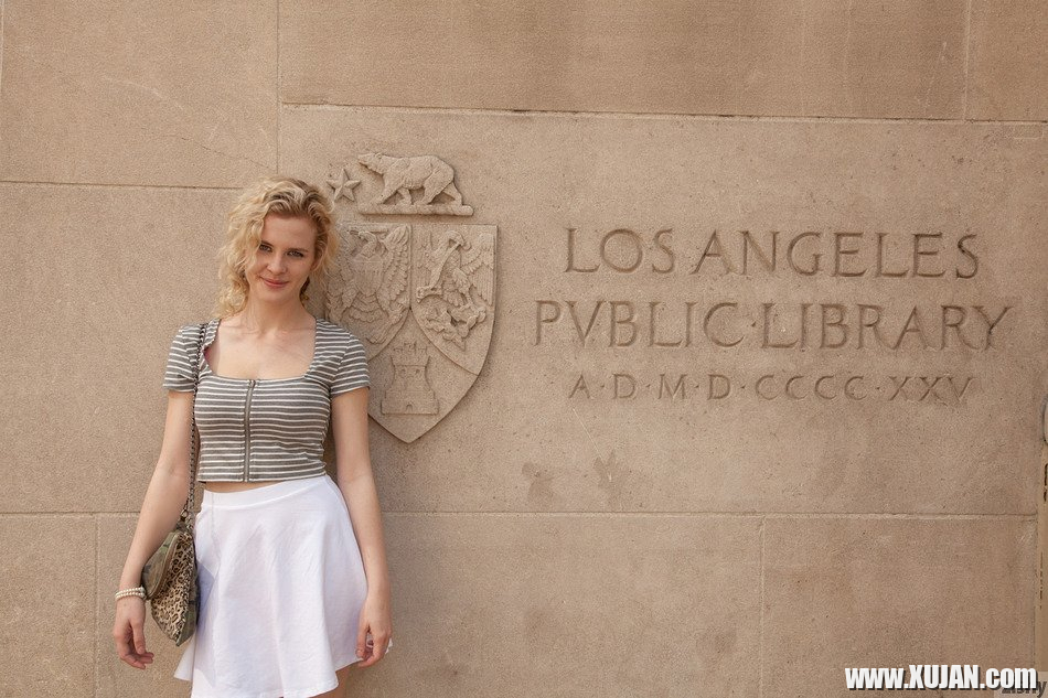 Blonde babe Catie Parker flashes in public Library - Photo #3181548