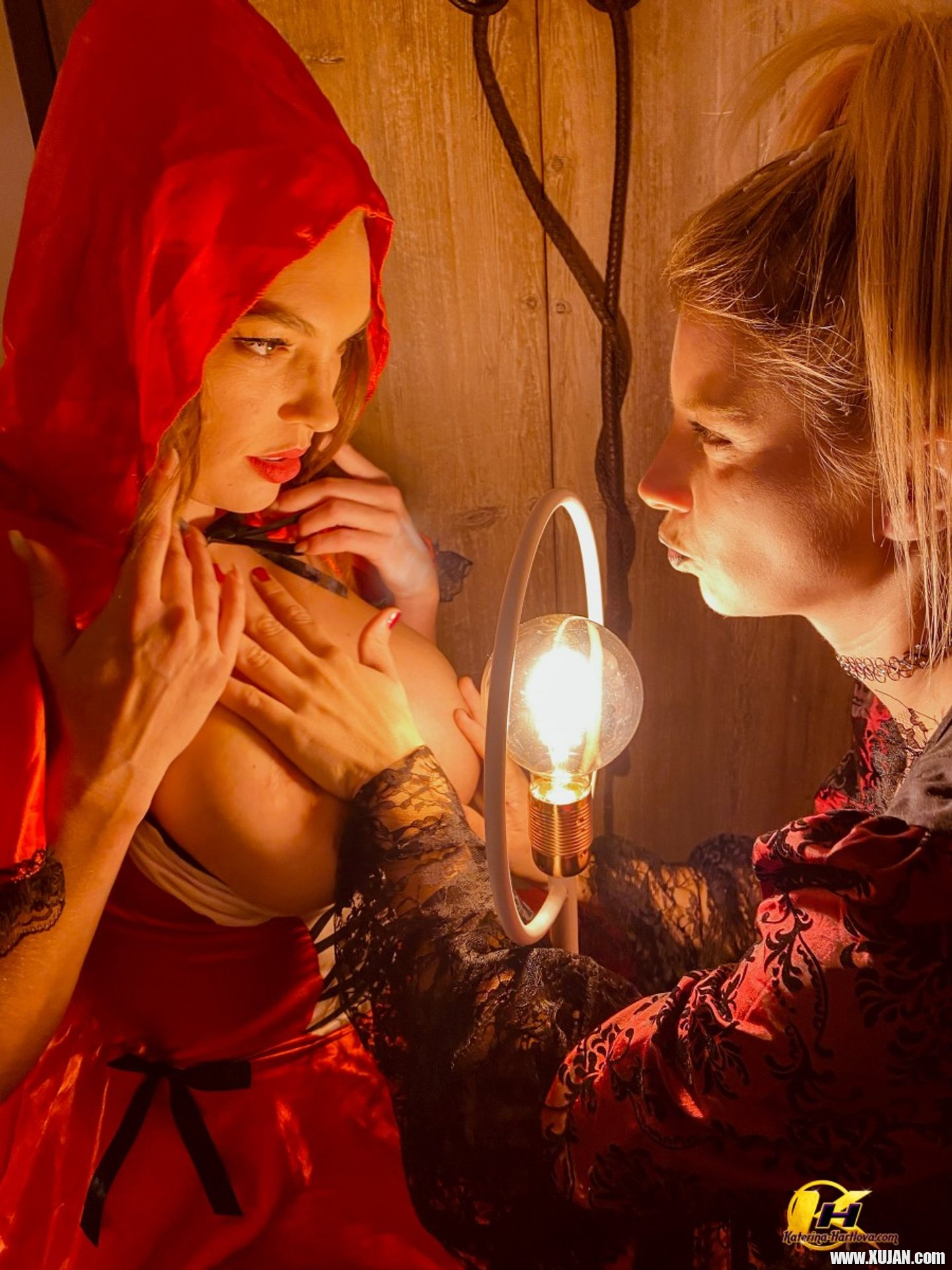 Katerina Hartlova having scary fun with her new bae at Halloween - Photo #3184763