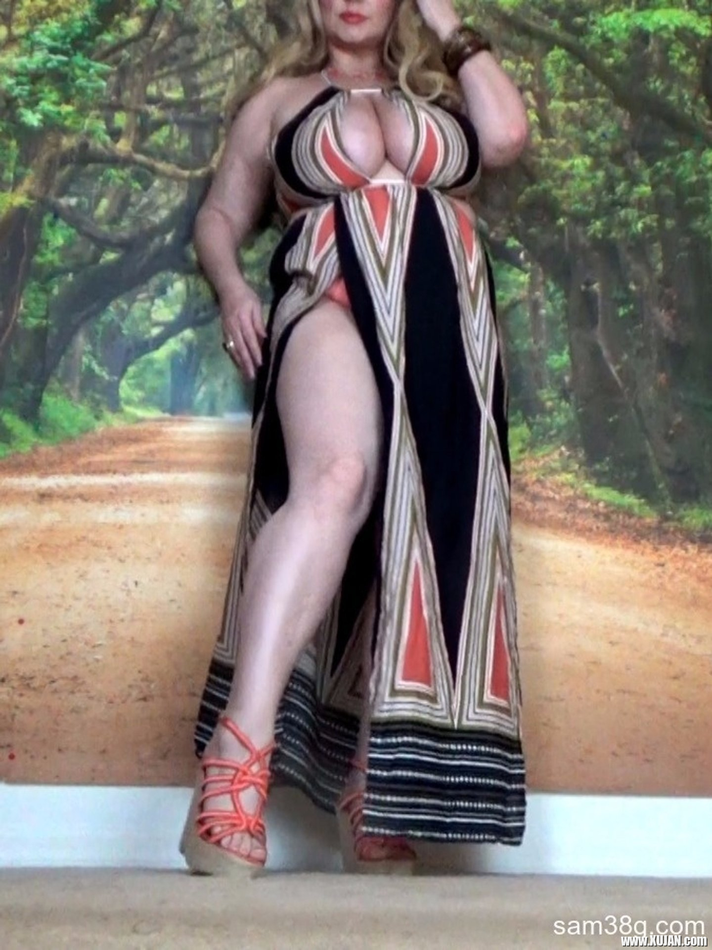 BBW Samantha 38G whoes off her feet in big wedge shoes - Photo #3185926