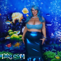 Curvy chick Samantha 38G is the siren of the sea
