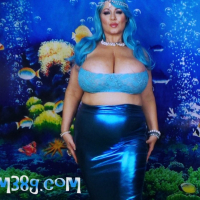 Curvy chick Samantha 38G is the siren of the sea