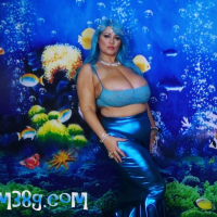 Curvy chick Samantha 38G is the siren of the sea