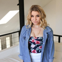 Teen Aubrey Sinclair puts Dong in her shaved Twat