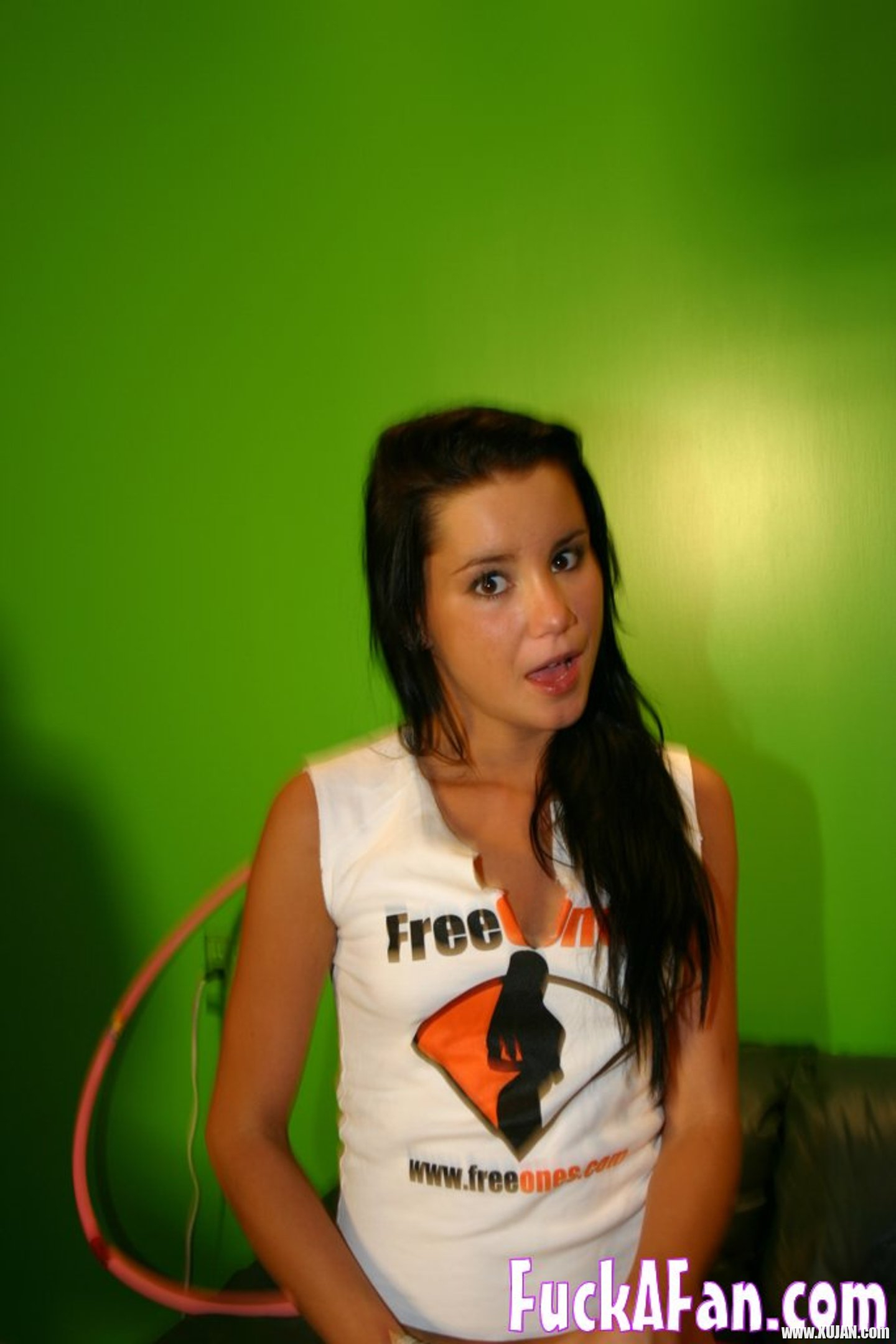 Hottie Tanner Mayes spreads her legs in a FreeOnes TShirt - Photo #3199005