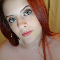 Full figured Jessica Sage taunts with her Tits