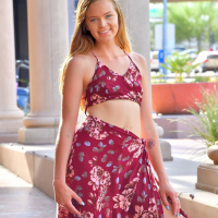 Fit flexible amateur Mandy Summers loves to show her sexy figure outside