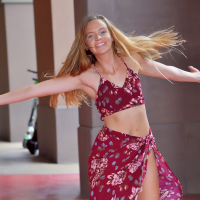 Fit flexible amateur Mandy Summers loves to show her sexy figure outside