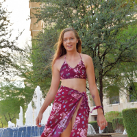 Fit flexible amateur Mandy Summers loves to show her sexy figure outside