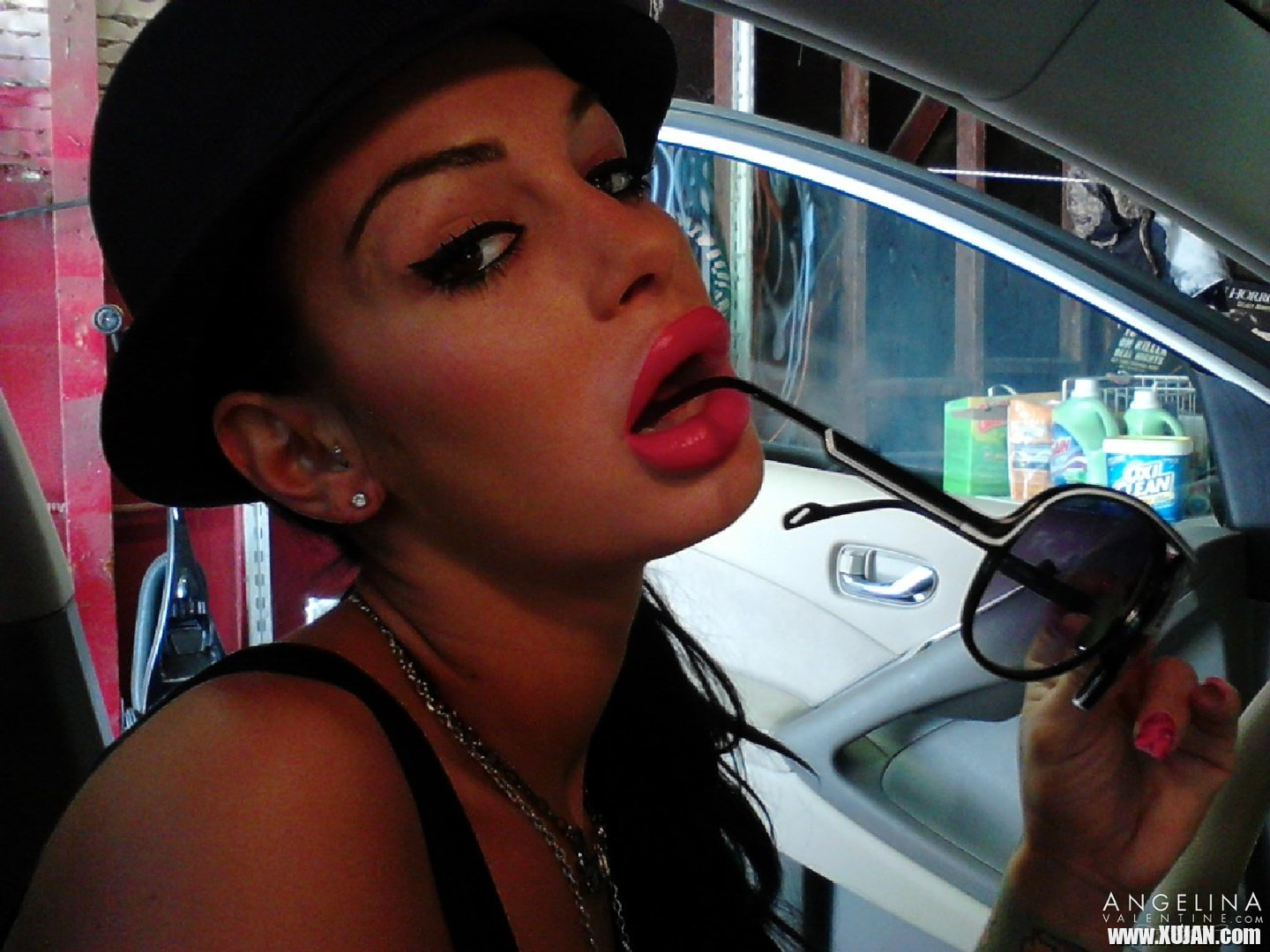 Angelina Valentine teasing with her red lips and pink nails - Photo #3212032