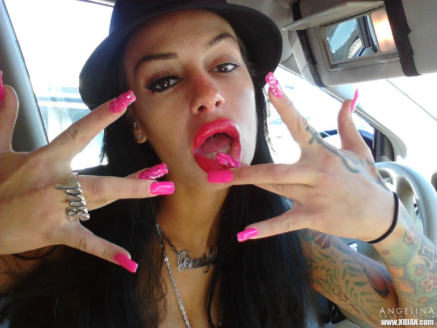Angelina Valentine teasing with her red lips and pink nails - Photo #3212035