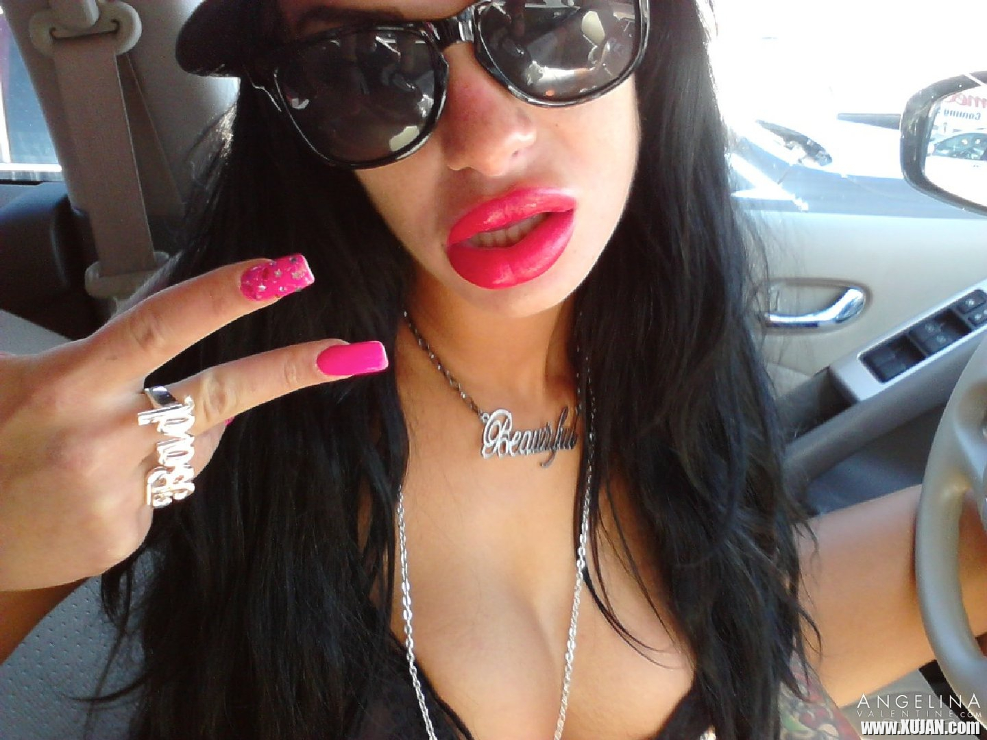 Angelina Valentine teasing with her red lips and pink nails - Photo #3212039