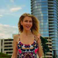 Hot MILF Gigi Dior rips off her green bikini down on the beach