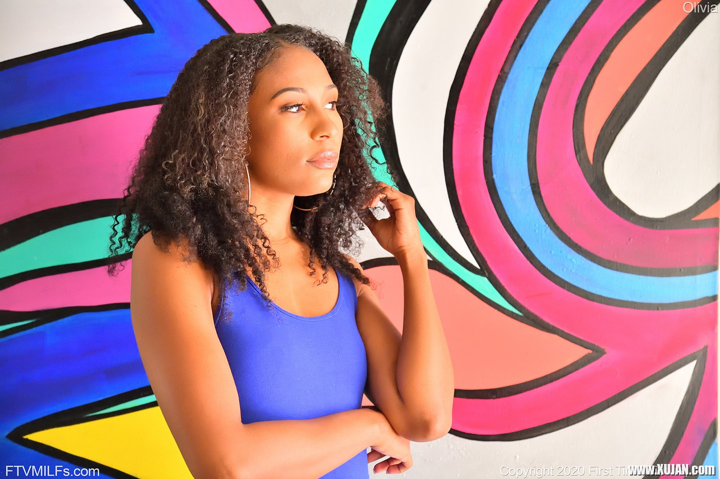 Ebony Olivia Jayy lifts up her tight blue dress - Photo #3215410