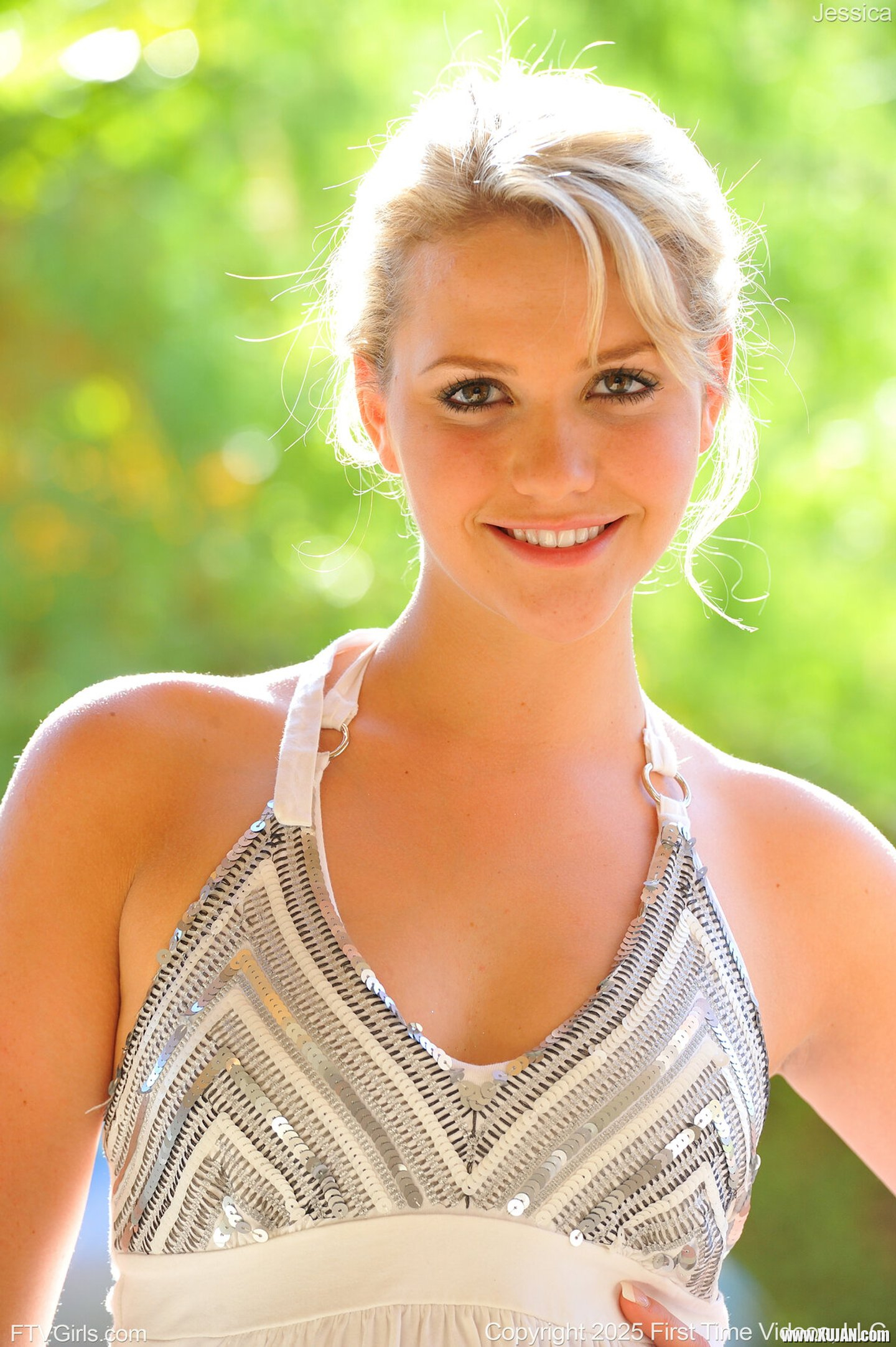 Blonde Mia Malkova with big tits and hot ass posing on the sofa - Photo #3217395