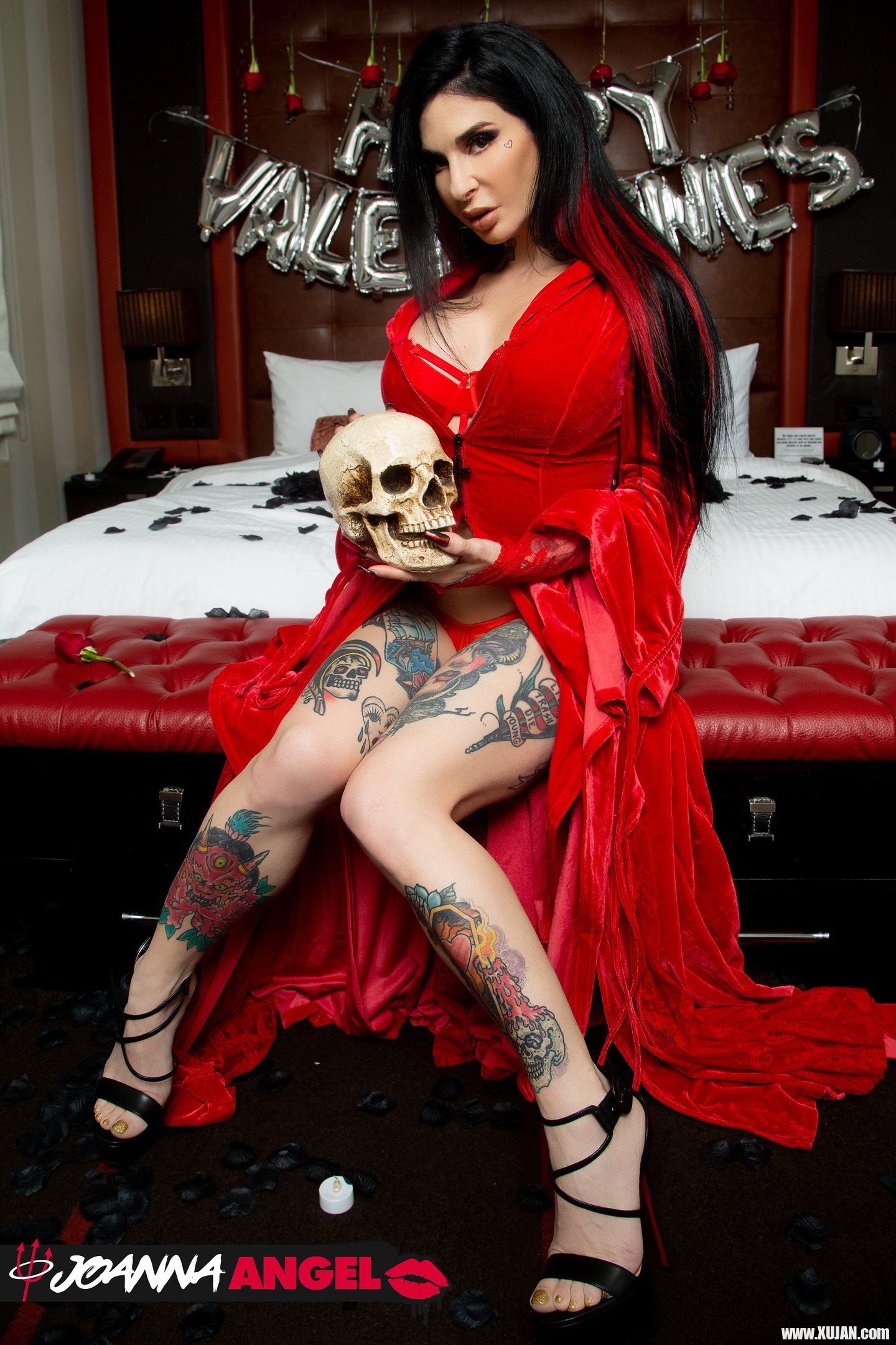 Kinky Joanna Angel gets down and dirty with Small Hands - Photo #3219074