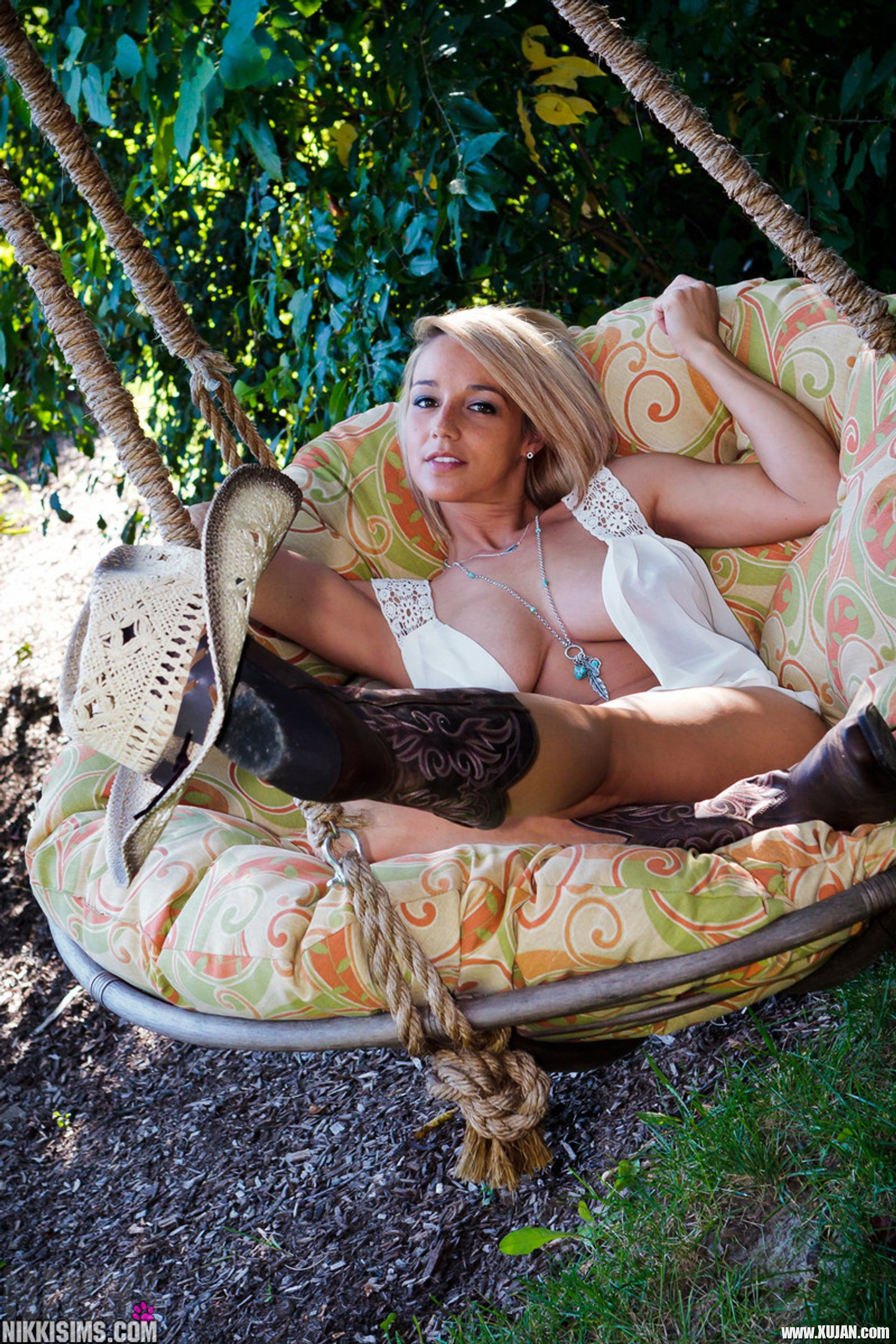 Big Boobs Model Nikki Sims teasing in the Garden - Photo #3219274