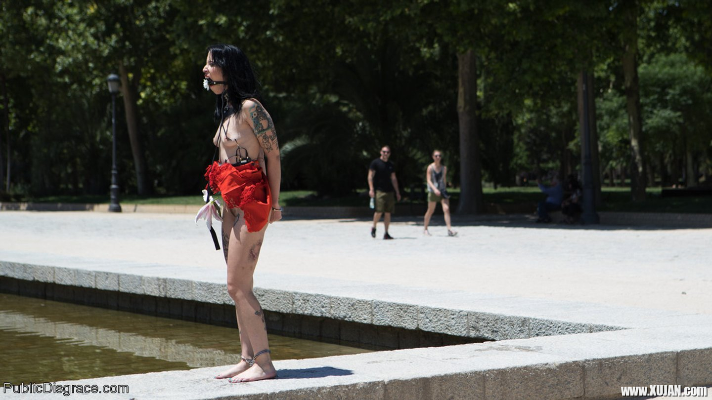 Lilyan Red likes getting fucked hard in Public - Photo #3227135