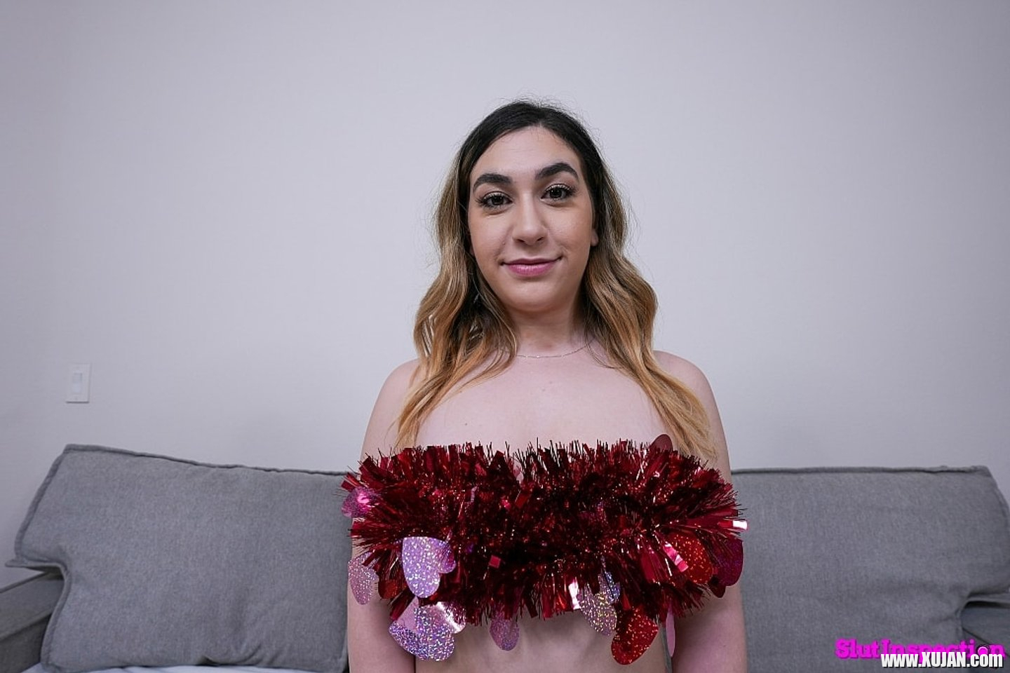 Lexi Grey lays on the bed with rose petals - Photo #3228717