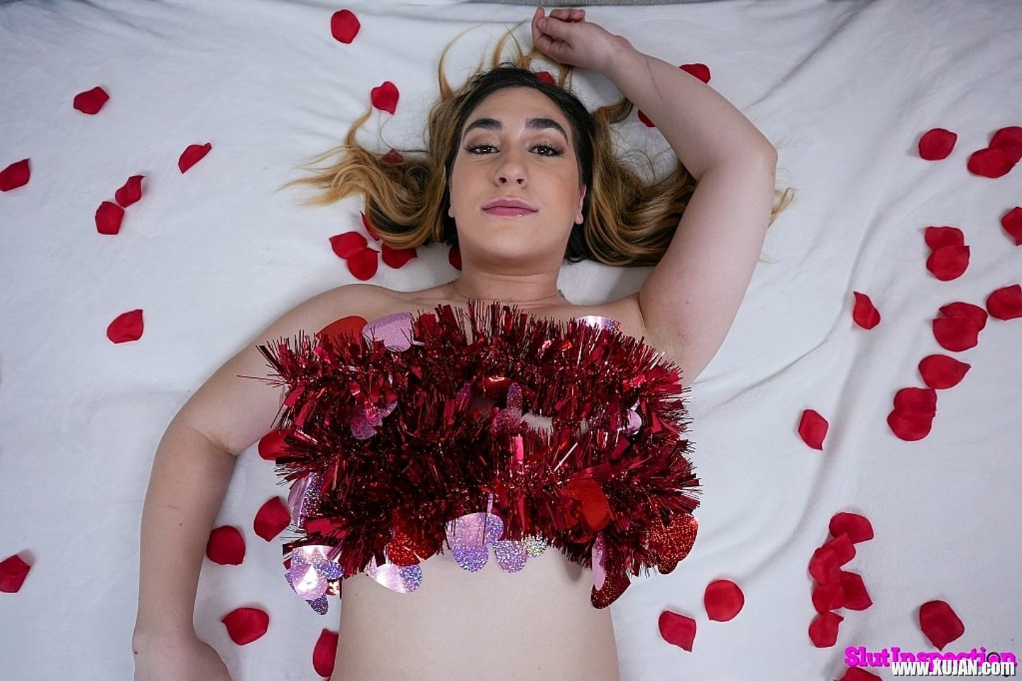 Lexi Grey lays on the bed with rose petals - Photo #3228721