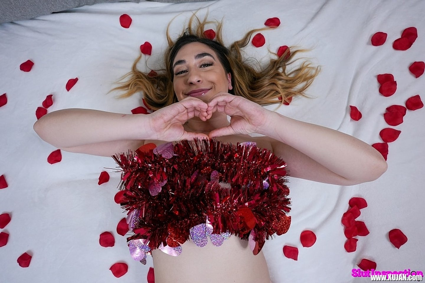 Lexi Grey lays on the bed with rose petals - Photo #3228722