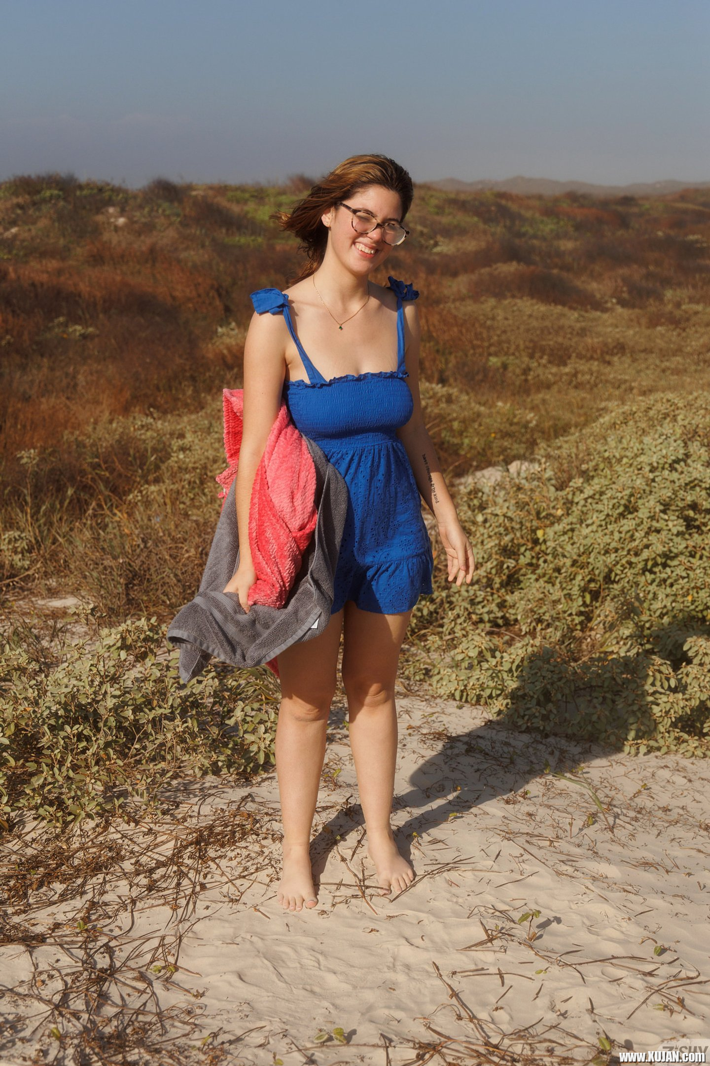 Solo college babe having fun outdoors on the beach Ellie Nova - Photo #3231120