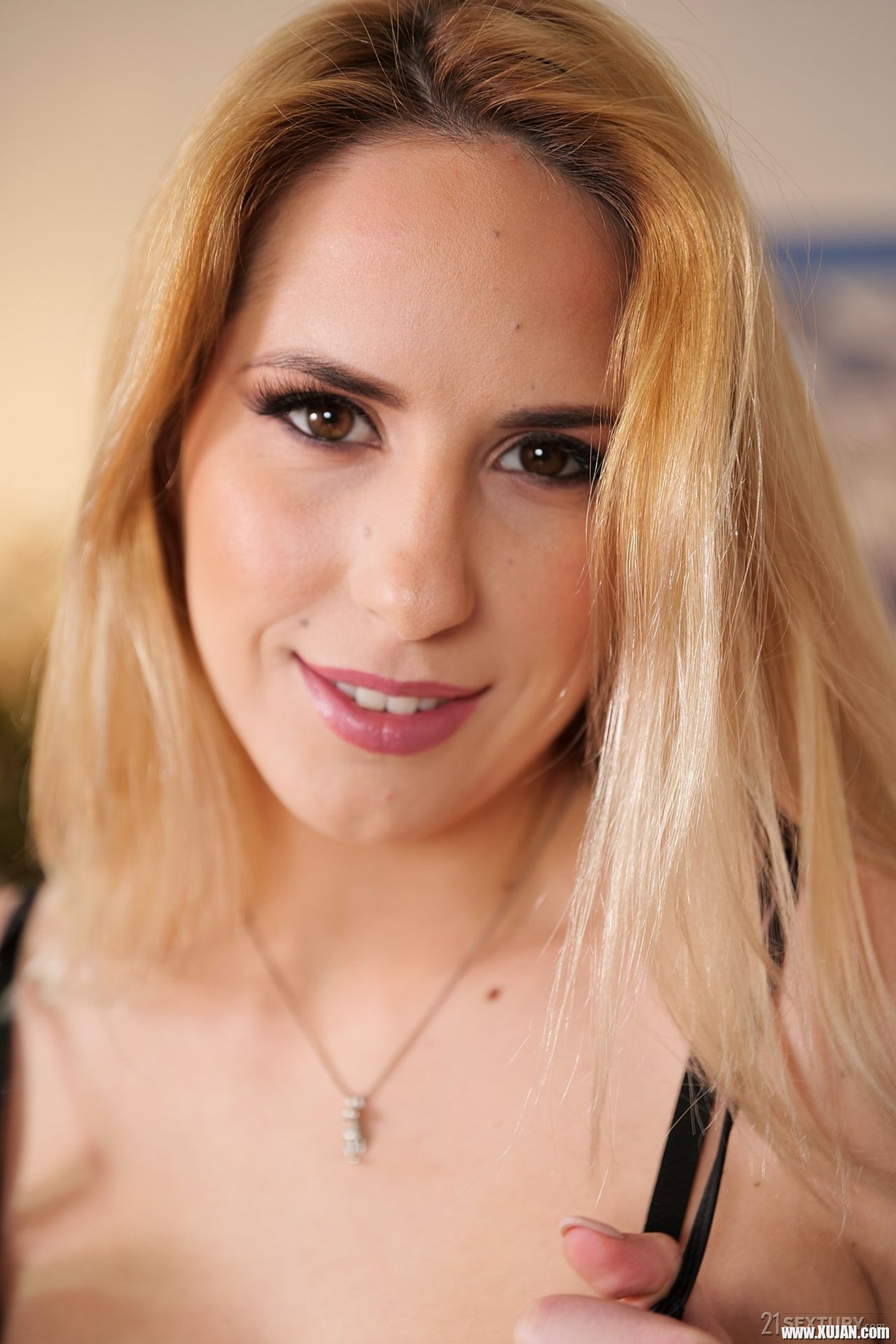 Horny chick Amy Douxxx gets analyzed by muscled Lorenzo Viota - Photo #3234066